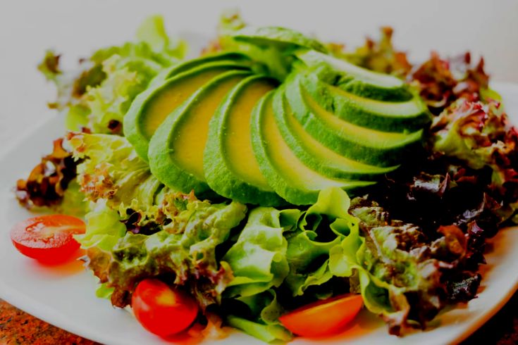 Salada de Tomate, Abacate e Cebola Roxa